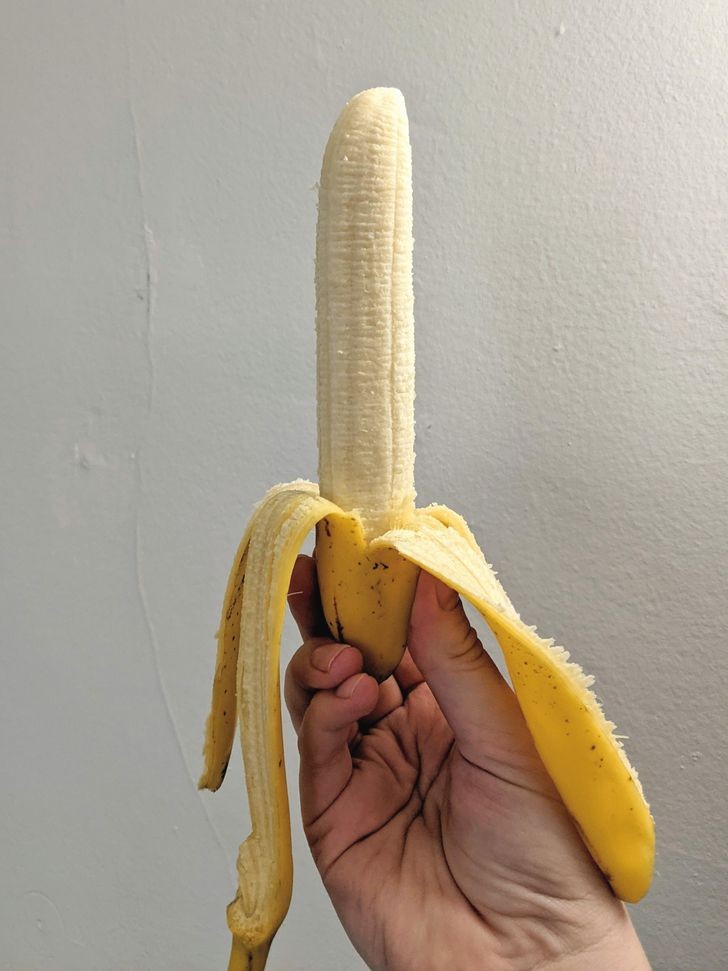 Eine Banane mit praktisch perfekten Proportionen