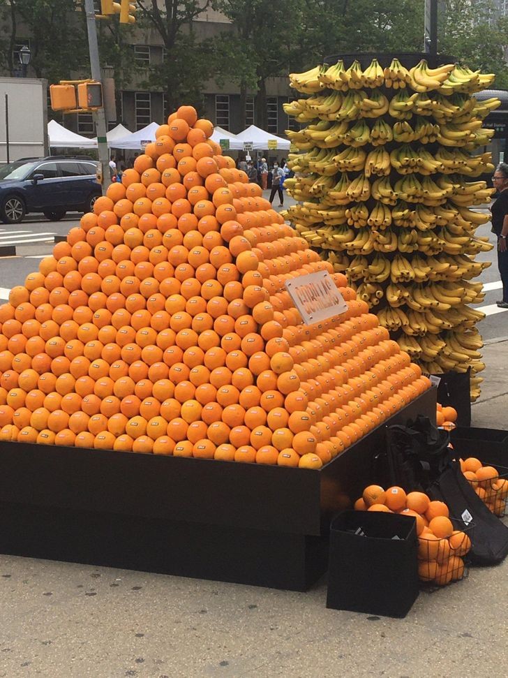 Perfectly symmetrical piles of oranges and bananas...