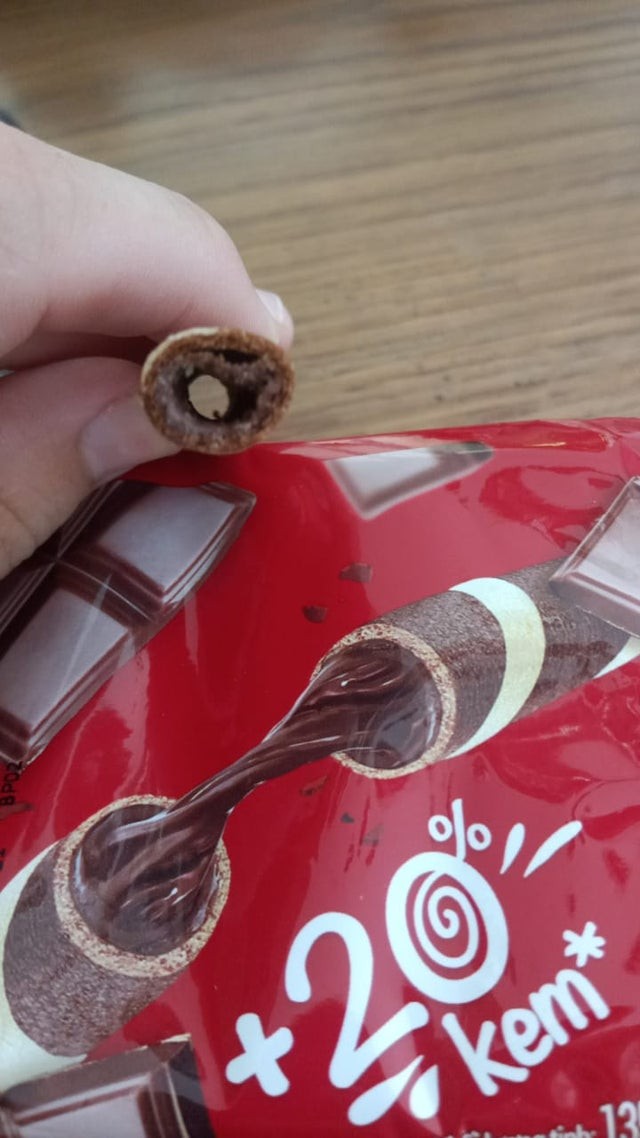 15. De gutsende chocola afgebeeld op de verpakking is er niet in het echt, in de verste verte niet.