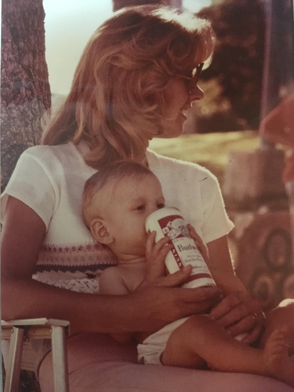1. "Mi madre le muestra al resto del mundo como ser el padre del año, en el 1978"