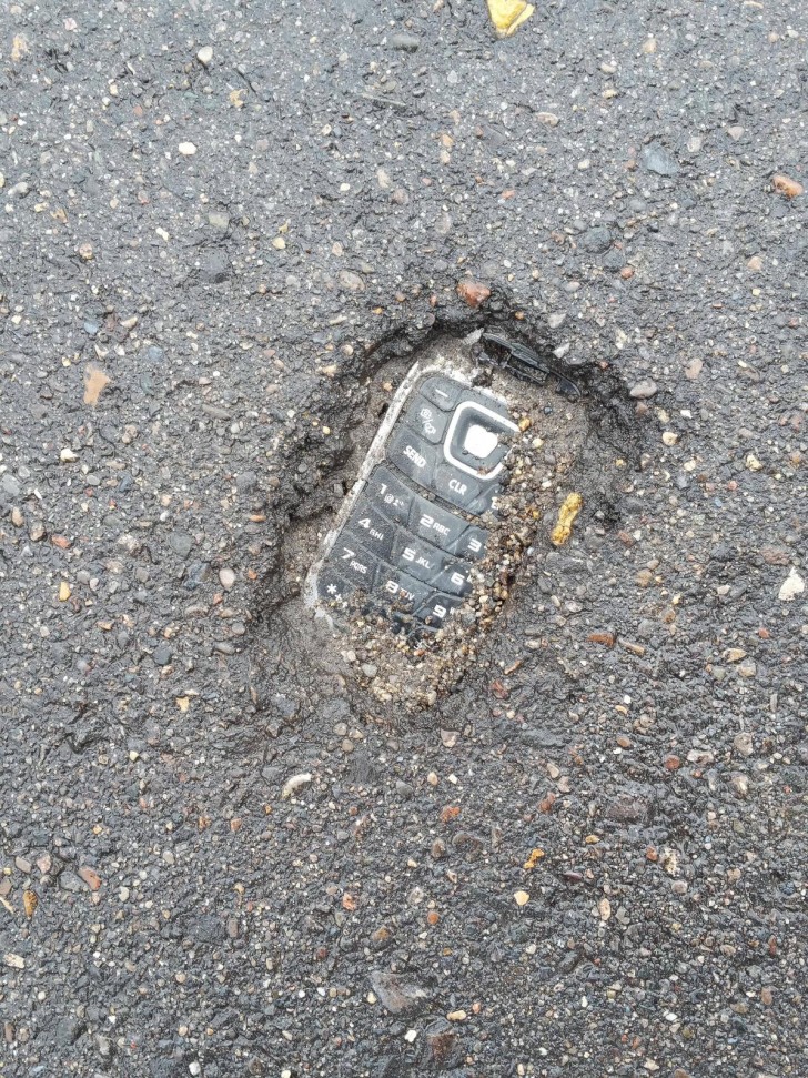 15. Un fossile nel parcheggio: sì, è proprio un cellulare.