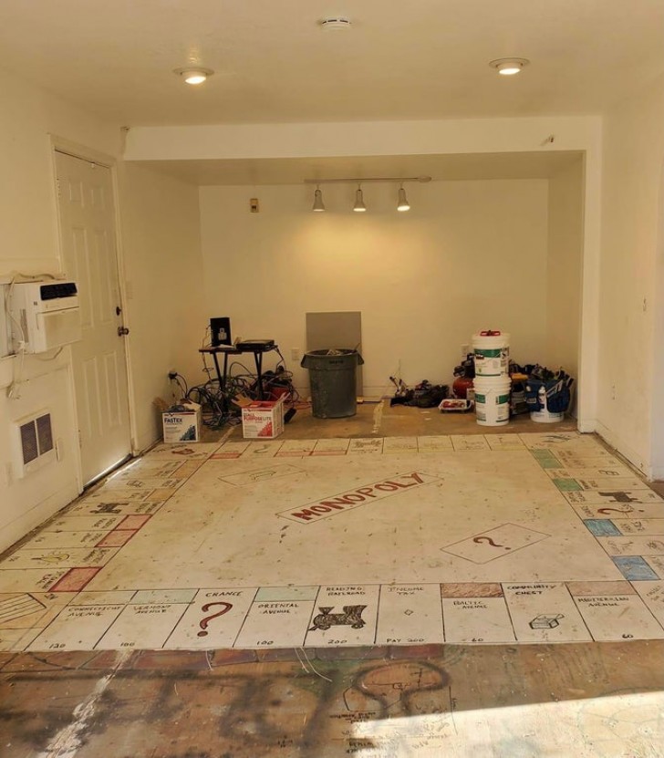 4. Un plateau de Monopoly géant trouvé dans la maison.