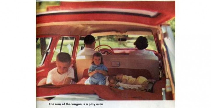 18. De achterkant van de gezinsauto was een soort speelruimte!