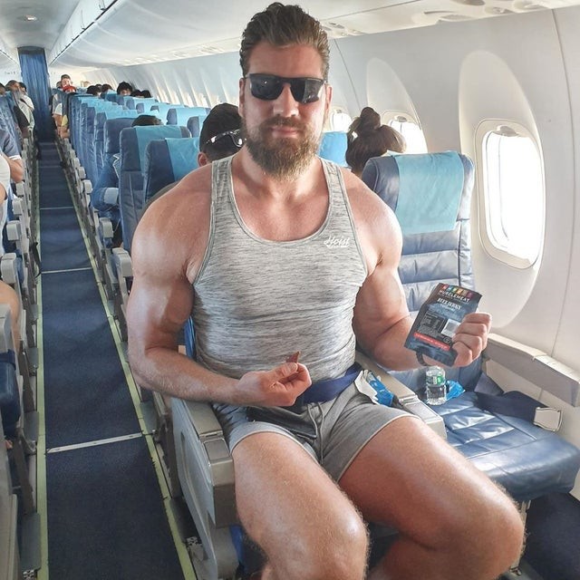 2. Ein über 2 Meter großer Mann sitzt in einem Flugzeug in der Economy Class: Hoffentlich hat er einen kurzen Flug!