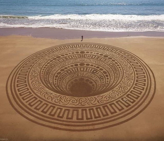 6. Un 'opera d'arte immensa: questo artista trasforma le spiagge in tele su cui creare pattern geometrici.