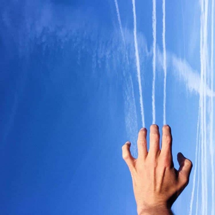 8. Un "graffio" nel blu del cielo attraversato dagli aerei...