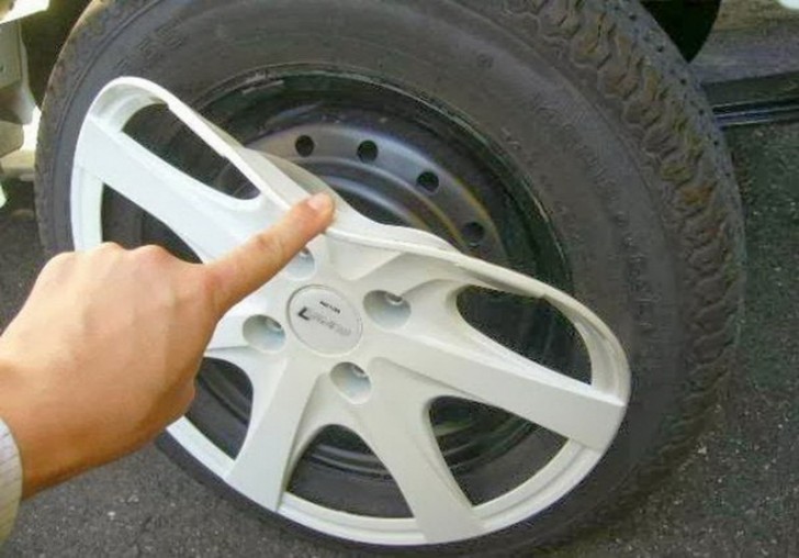 17. Peut-être était-il préférable d'opter pour la bonne taille au lieu de le coller sur le pneu...