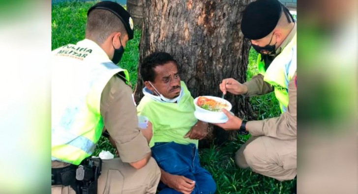 Polizeibeamte halten an, um einem Obdachlosen zu essen zu geben: „Die Arbeit eines Polizisten schließt auch das mit ein.“ - 1