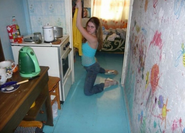 5. Auffällige Posen in der Küche: An Fantasie mangelt es dem Mädchen sicher nicht.