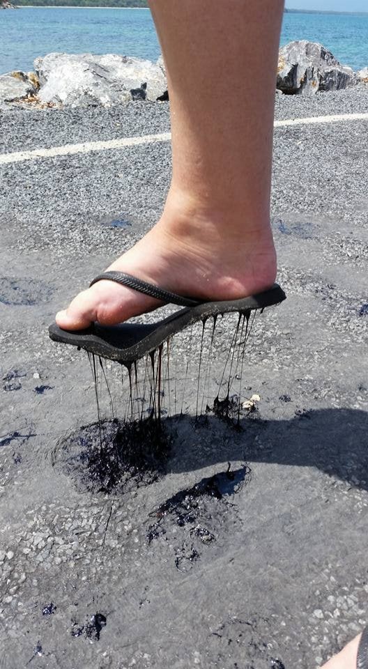 11. L'asfalto si scioglie e questo è ciò che accade quando si cammina in strada.