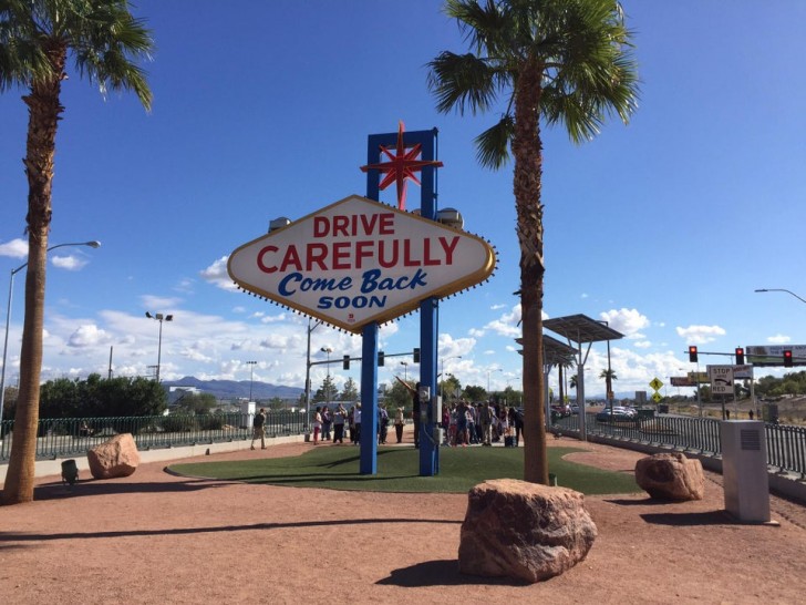 13. Qu'est-ce qui est écrit derrière le célèbre panneau "Welcome to fabulous Las Vegas" ?