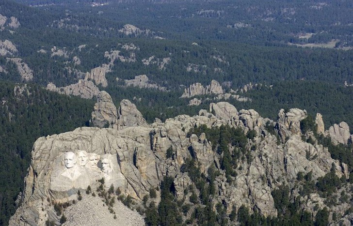 14. Mount Rushmore mit den Büsten der Präsidenten sieht aus diesem Blickwinkel nicht so beeindruckend aus