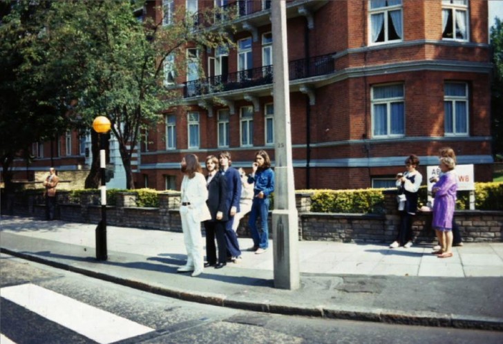 8. Les Beatles juste avant de traverser le célèbre passage à niveau d'Abbey Road.
