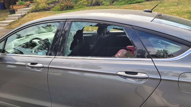 4. Lorsque vous vous approchez de la voiture et que vous voyez que quelqu'un a cassé la vitre.