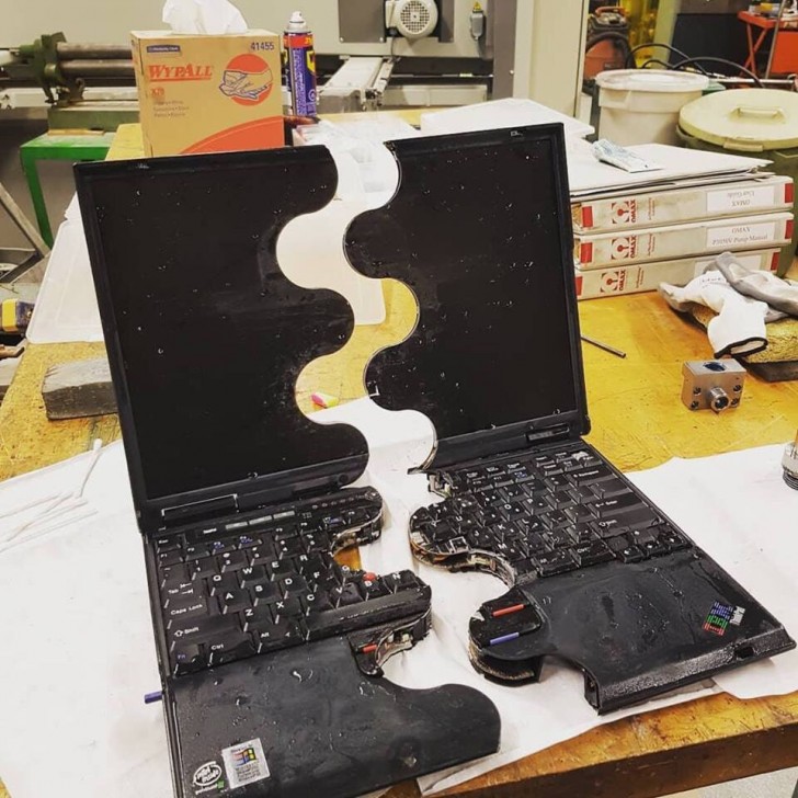 1. Comment ont-ils cassé l'ordinateur comme ça ? Et pourquoi ?