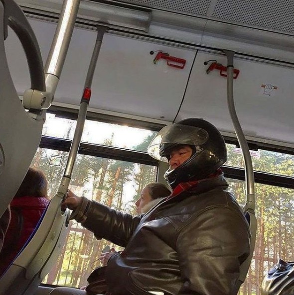 13. Le casque dans les transports publics n'est pas nécessaire, mais l'homme s'en moque.