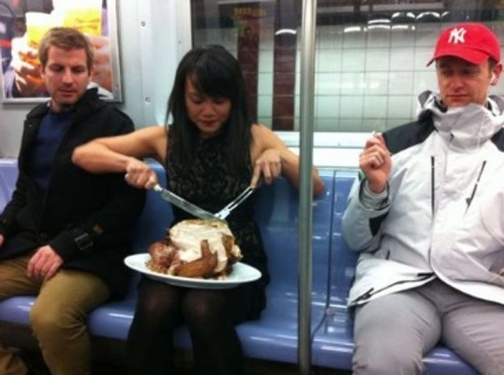 5. Wenn man in der U-Bahn unterwegs ist und ein plötzlicher Heißhunger einen packt.