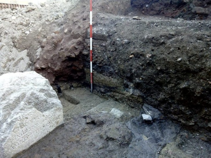 Werknemers ontdekken bij toeval een heilige steen uit het oude Rome die verband houdt met de legende van Romulus en Remus - 2