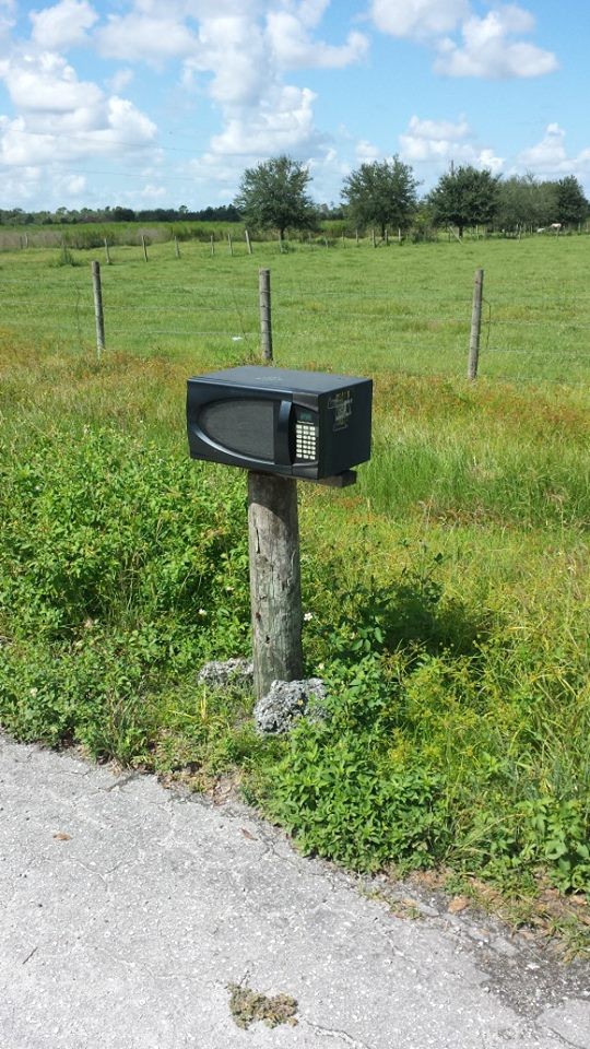 3. Der Briefkasten ist kaputt, und an seiner Stelle haben die Nachbarn eine Mikrowelle aufgestellt.