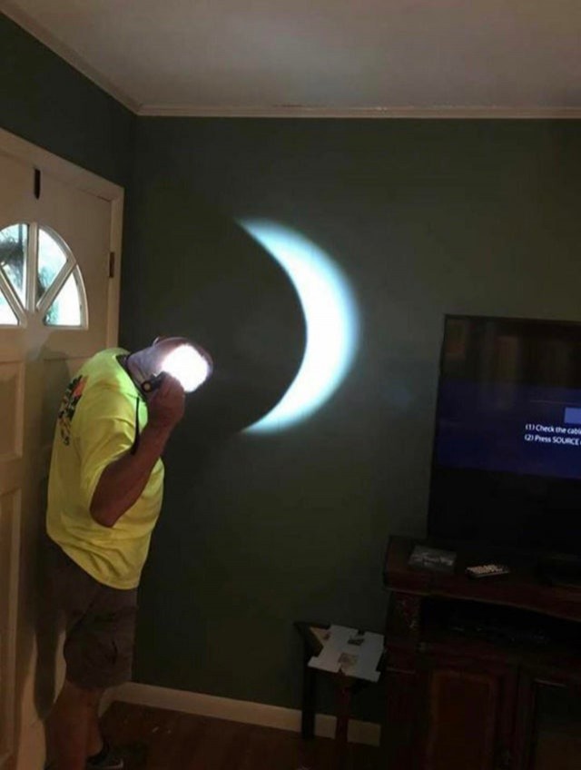 3. L'uomo ha deciso di improvvisare un'eclissi con la torica e la sua testa.