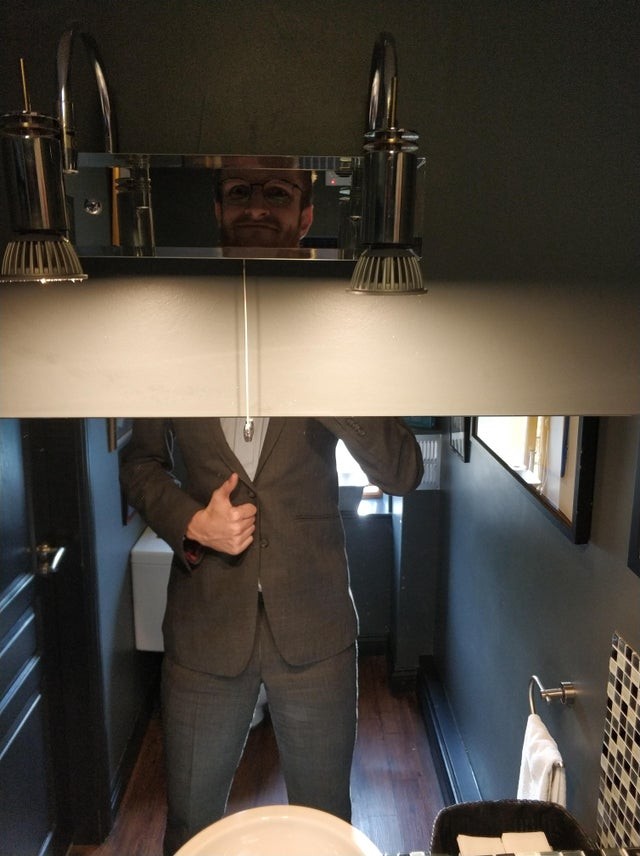 8. Prendre une photo de soi dans le miroir de la salle de bain n'est jamais une bonne idée.