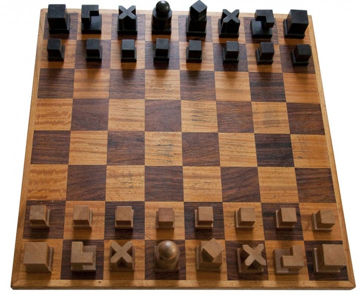 11. Gli scacchi in cui ogni pezzo segnala il movimento che la pedina può compiere lungo la scacchiera.