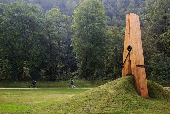 14. Eine große Skulptur in einem Park.