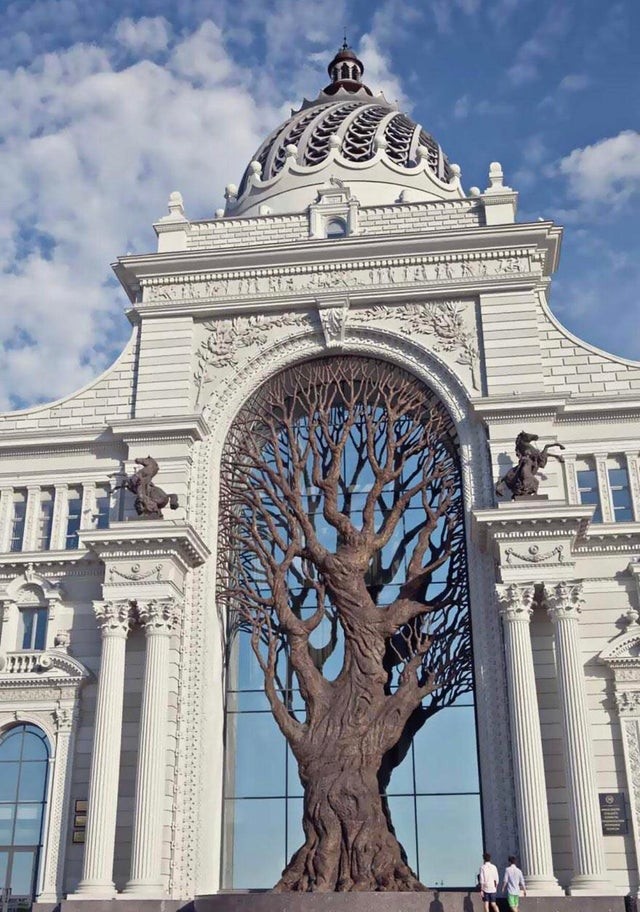 1. Il ressemble à un vrai arbre, mais en réalité, c'est un arbre en fer qui s'intègre parfaitement à l'arche.