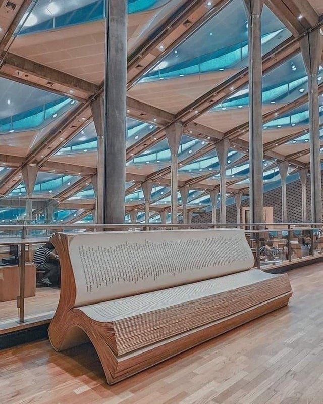 6. In una biblioteca piena di libri, anche la panchina riprende la forma di un libro.