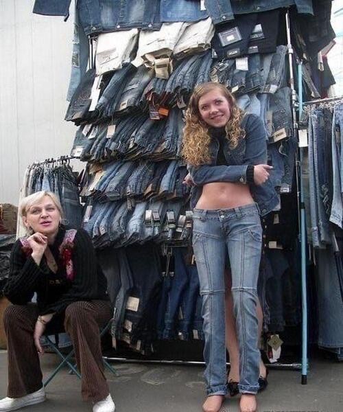7. Ce n'est pas la fille qui porte le jean : elle est bien cachée derrière le mannequin.