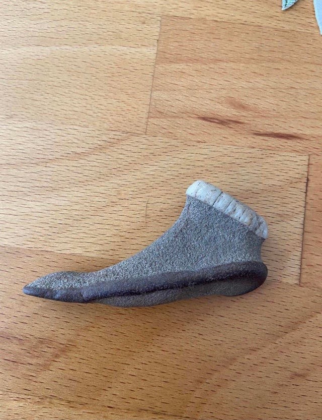 10. Het lijkt op een sok, maar dat is het niet: het is een steen.