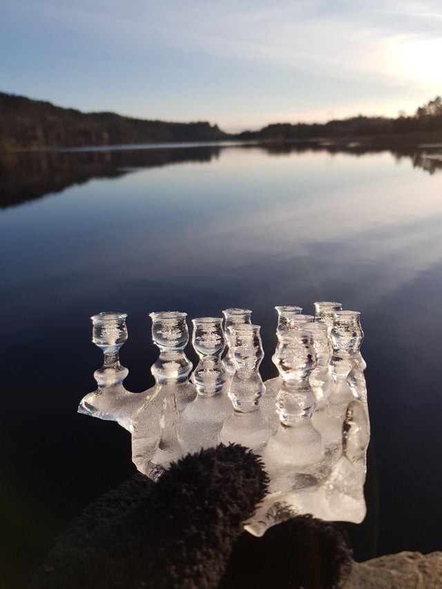 8. Een stuk ijs dat lijkt op een schaakbord met pionnen.