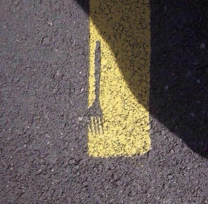 16. Disegnare la segnaletica stradale senza prestare attenzione a ciò che si trova sull'asfalto.