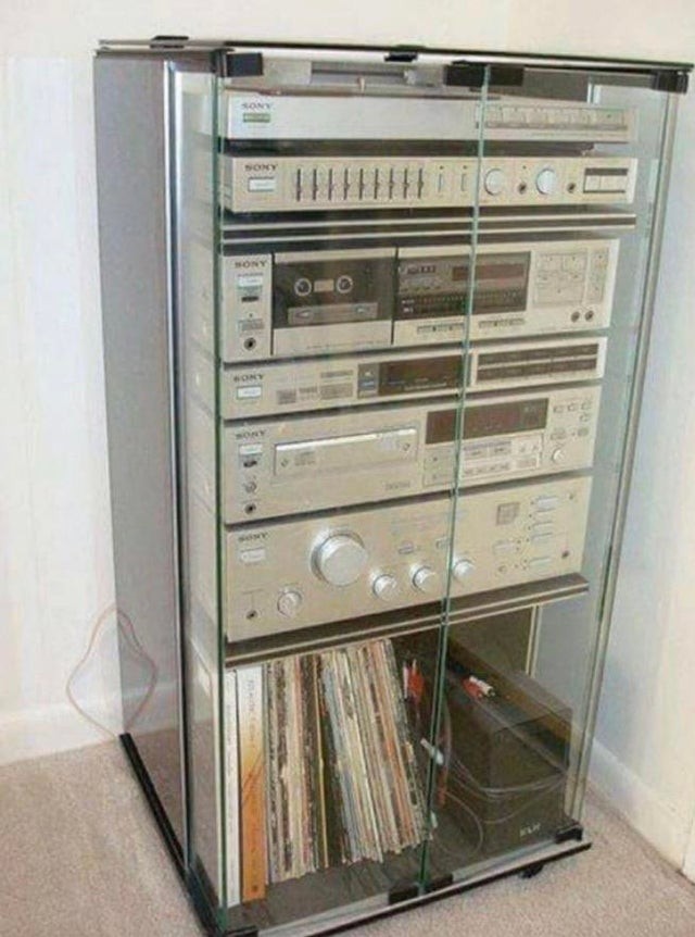 2. Um Musik zu hören, brauchte man früher eine große Stereoanlage im Haus.