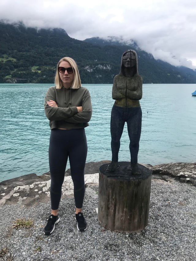 1. "J'étais en vacances en Suisse et je suis tombé par hasard sur la statue en bois de moi-même !"