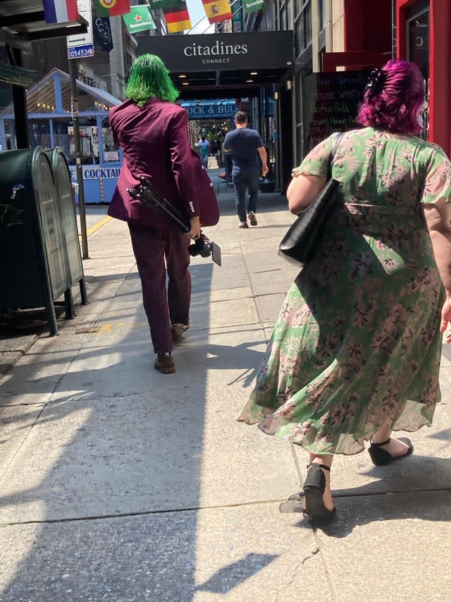 4. "J'essayais de prendre une photo de l'homme habillé en Joker et une femme habillée dans des couleurs complètement opposées est passée par là".
