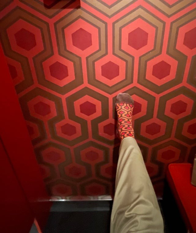 6. "Mijn sokken passen perfect bij de muur van deze kleedkamer"