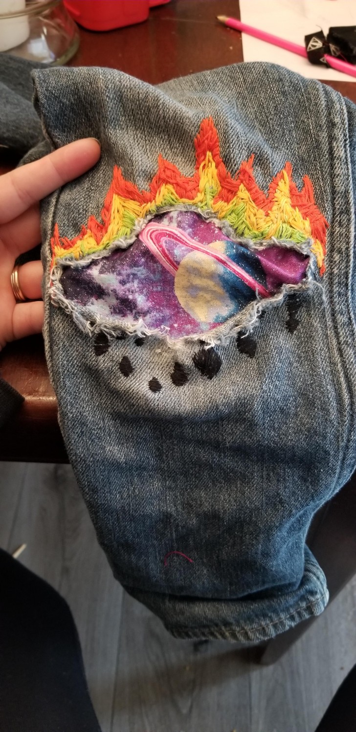 1. Il jeans era strappato nella zona del ginocchio, così la mamma ha realizzato questa bellissima galassia.