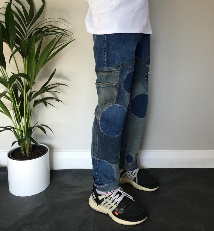 11. Diverse paia di jeans vecchi, sgualciti, troppo stretti o troppo larghi.