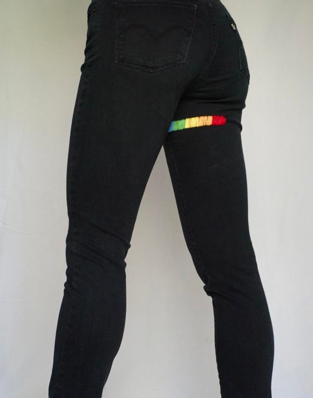 14. Uno strappo nei jeans che si è trasformato in una fascia arcobaleno.