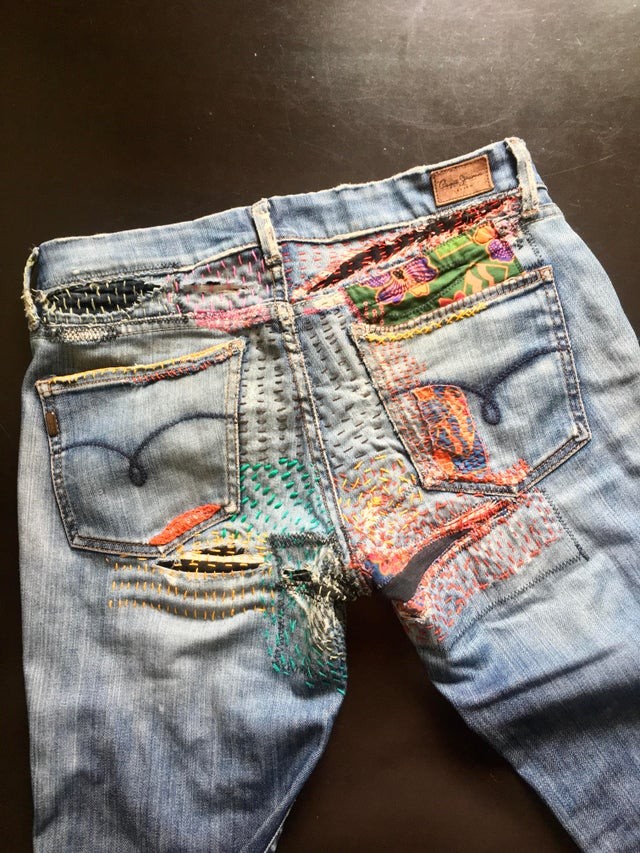 4. Un jeans vecchio e rovinato: con ago e filo ha riacquistato una nuova vita.
