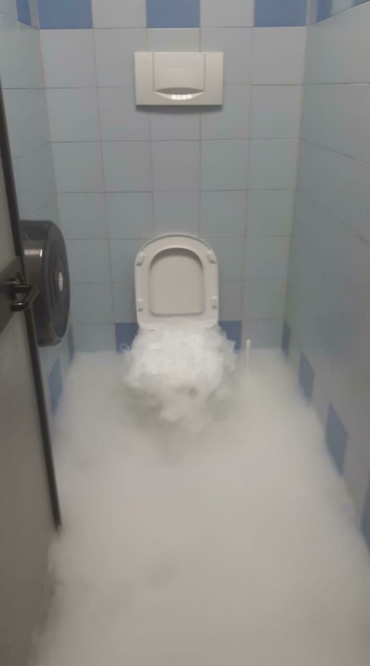 Quelqu'un a eu la brillante idée de jeter de la glace sèche dans les toilettes
