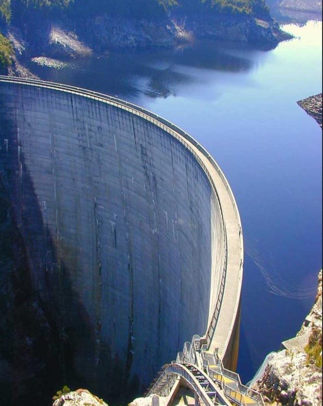 4. Un barrage dont nous ne pouvons qu'imaginer la taille réelle.