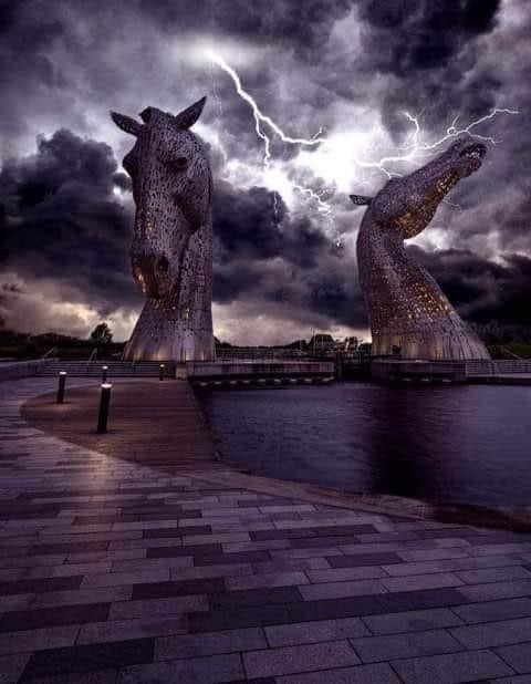 6. Zwei Skulpturen, die die Köpfe von Pferden darstellen, die bei Sturm zu leuchten scheinen.
