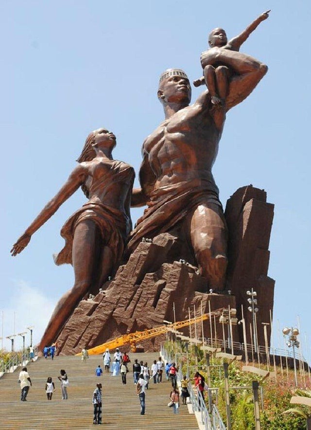 8. Die höchste Statue Afrikas: Schauen Sie sich an, wie winzig die Menschen am unteren Rand aussehen.