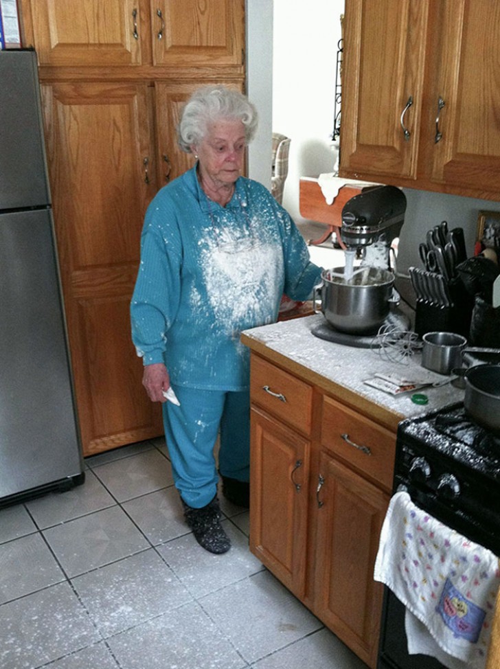 Ma grand-mère contre le mixeur dans la cuisine.