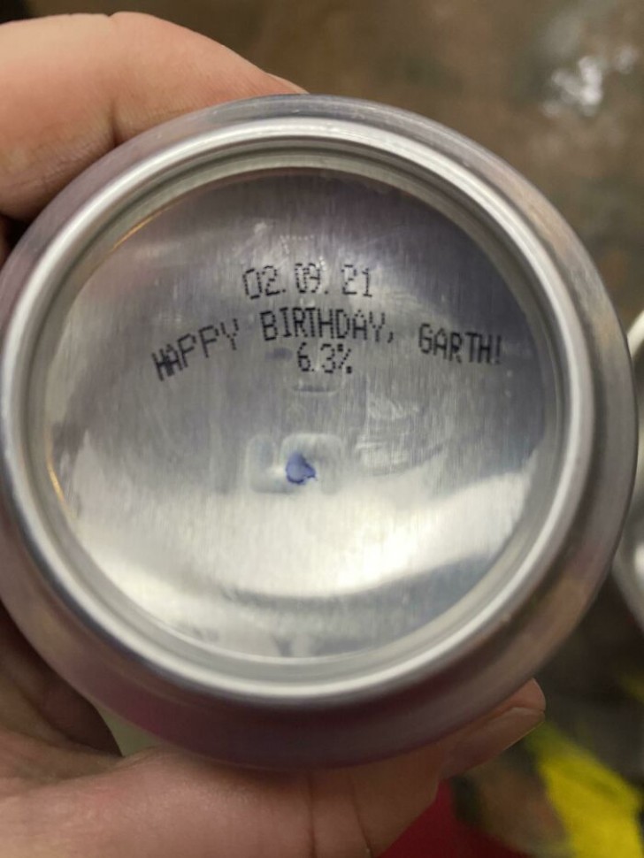 4. "Buon compleanno, Garth", chiunque tu sia