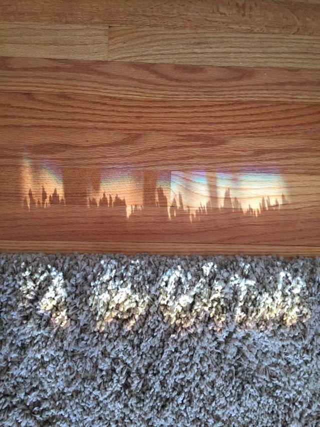 12. Un semplicissimo tappeto, la cui ombra rivela uno skyline di qualche metropoli.