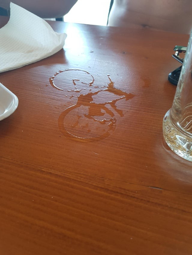 10. Durch einen sehr seltsamen Zufall bildeten die Wasserflaschen auf dem Tisch ein Fahrrad.