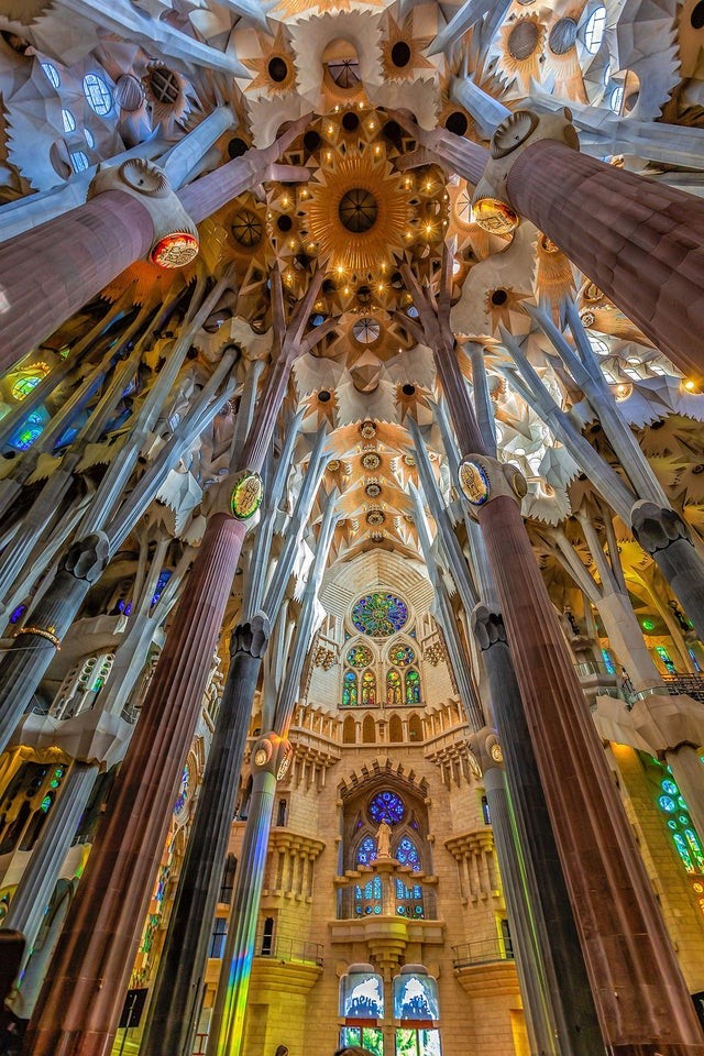 10. Uno sguardo all'interno della Sagrada Familia, a Barcellona.